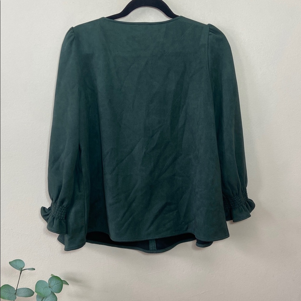 Tuckernuck Faux Suede Easton Blouse Top Women's Hunter Green Medium Casual - Picture 6 of 6